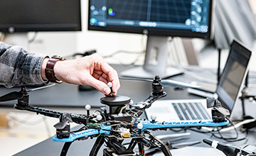 Ingeniør der arbejder på drone og underliggende softwaresystemer.