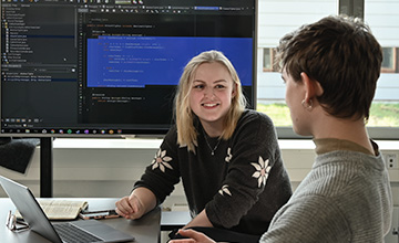 Studerende arbejder på software