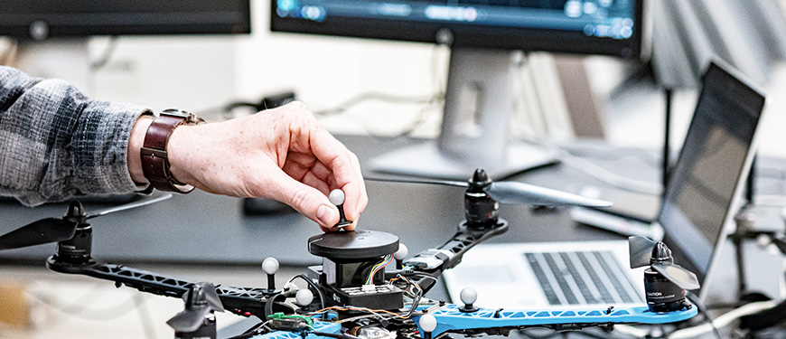 Ingeniør der arbejder på drone og underliggende softwaresystemer.