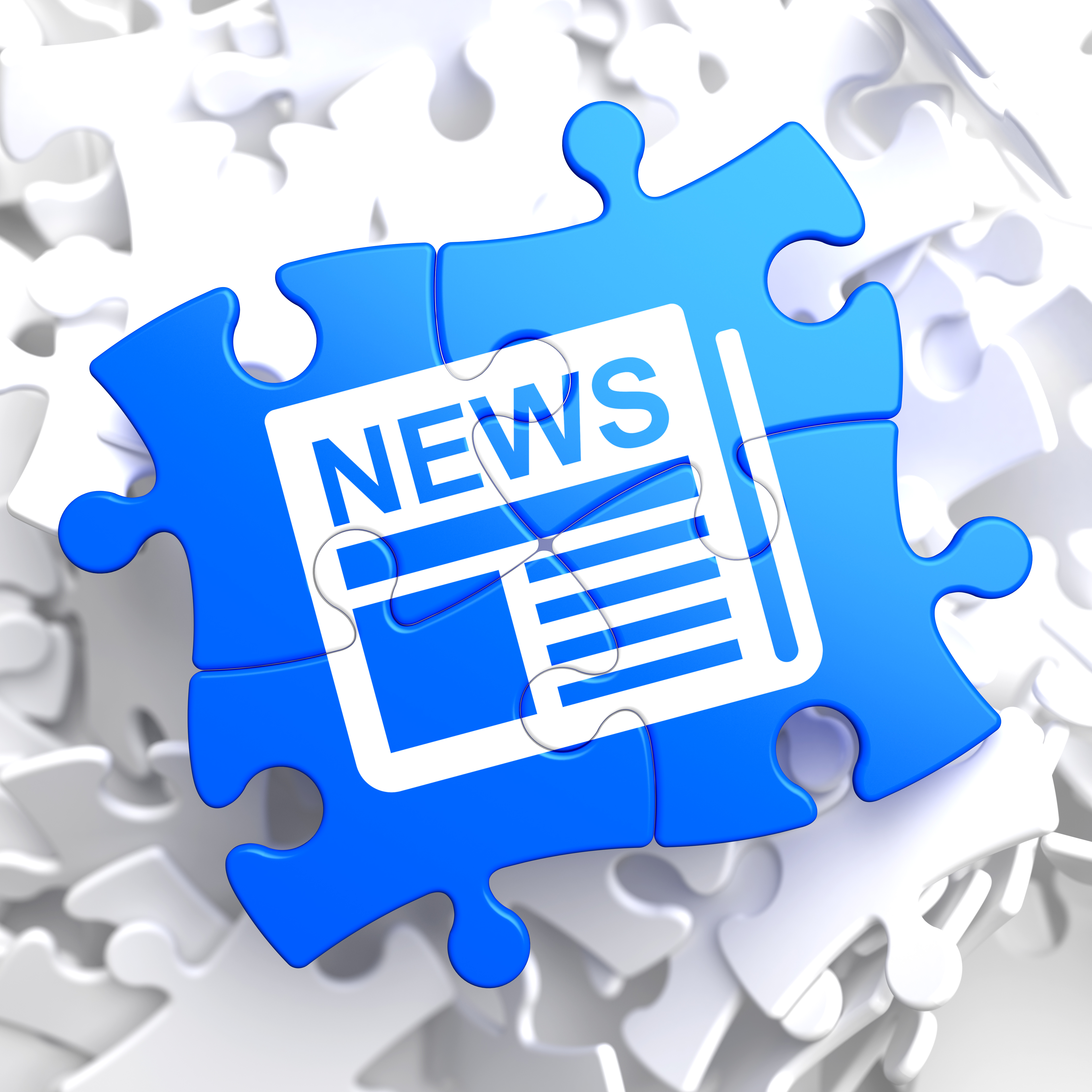 Blå puslespilsbrikker med et hvidt avisikon og teksten "NEWS" i midten på en baggrund af hvide puslespilsbrikker.