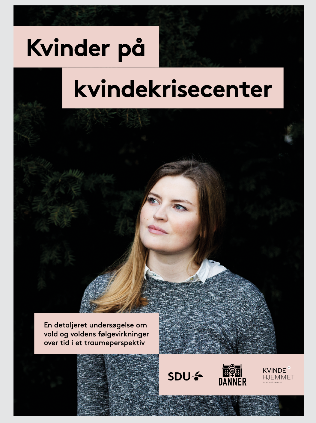 Plakat med en kvinde foran mørke træer og teksten "Kvinder på" og "kvindekrisecenter" samt logoerne "SDU", "DANNER" og "KVINDE HJEMMET".