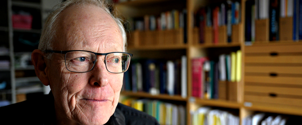 Professor Ask Elklit på sit kontor