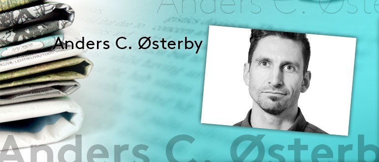 Banner med stak aviser, sort-hvidt portræt af en mand og teksten "Anders C. Østerby" på blå baggrund.
