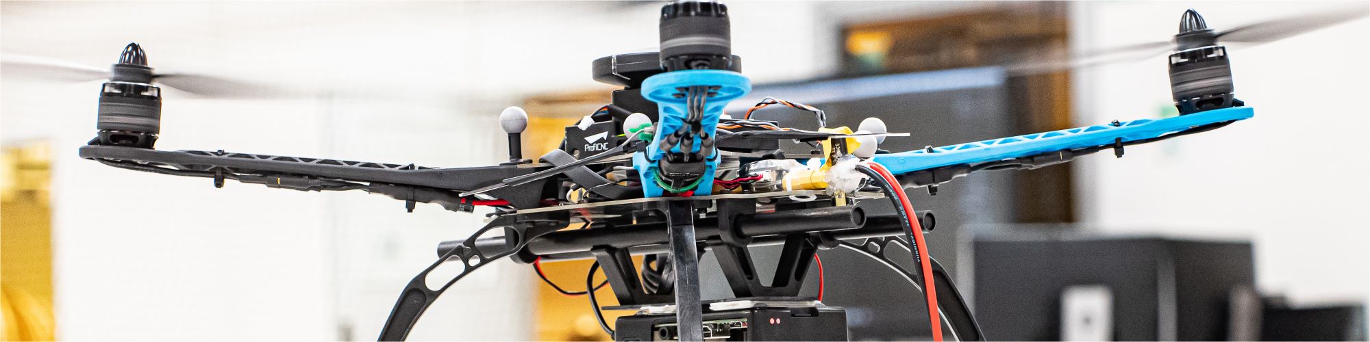 Quadcopter-drone i laboratoriet