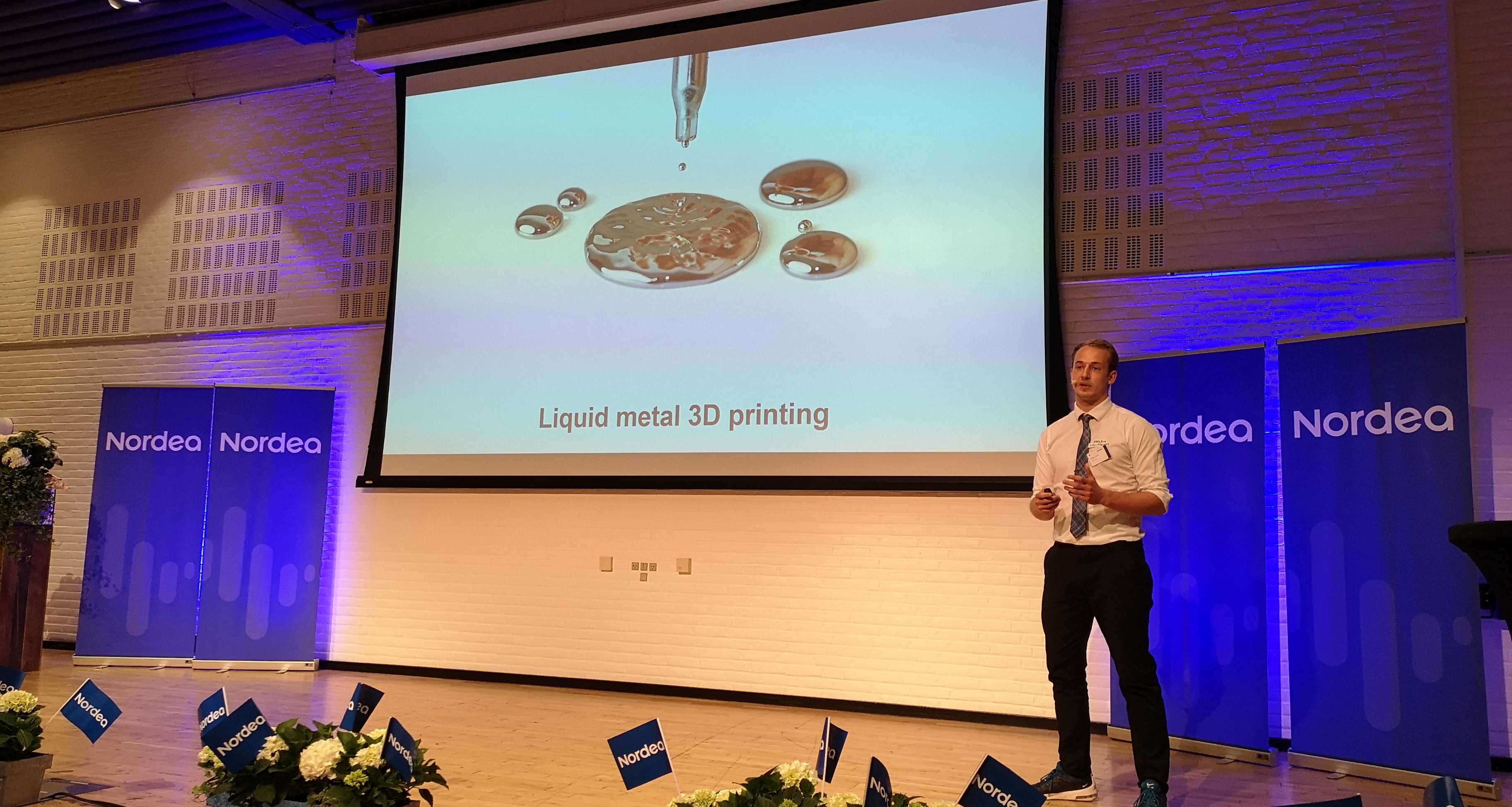 Anders Winter pitcher på den store scene under Odense Investor Summit. Foto: SDU RIO