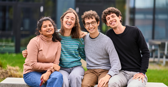 smilende internationale studerende