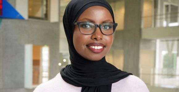 Portræt af Faiza Abdulkadir, som har stiftet virksomheden Health Reach