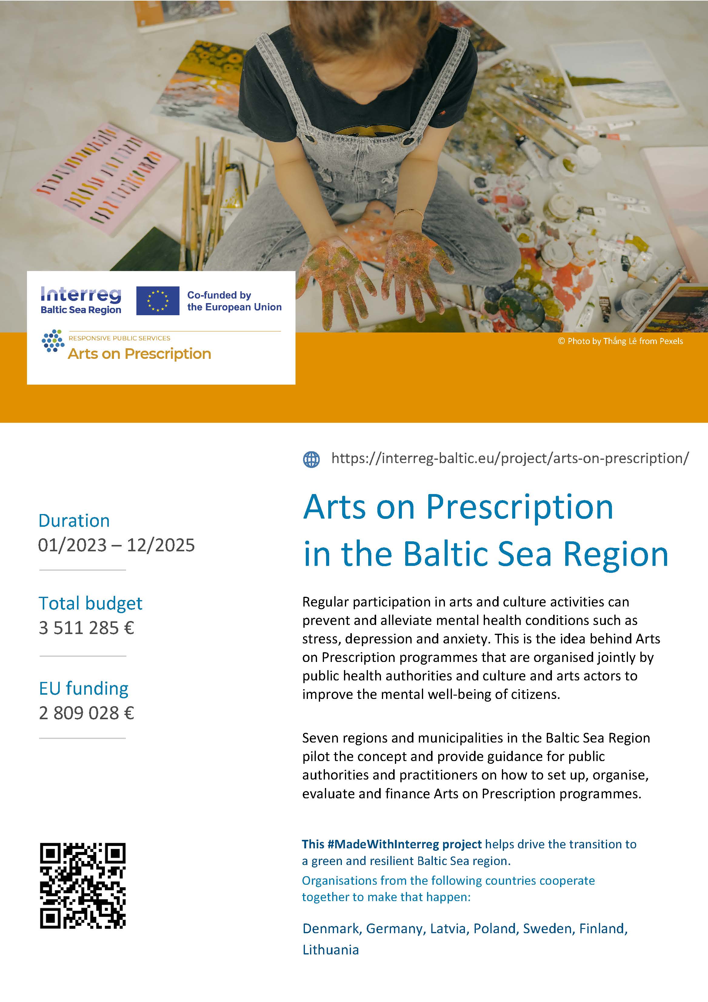Projektplakat med foto af en person med malede hænder samt teksten “Arts on Prescription in the Baltic Sea Region”, budget-, tidsperiode- og EU-finansieringsoplysninger.