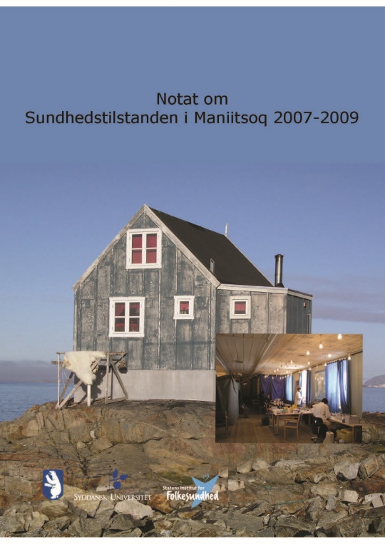 Rapportforside med teksten "Notat om Sundhedstilstanden i Maniitsoq 2007-2009", et hus i kystlandskab, et indsat interiørfoto samt logoer for "Syddansk Universitet" og "Statens Institut for Folkesundhed".