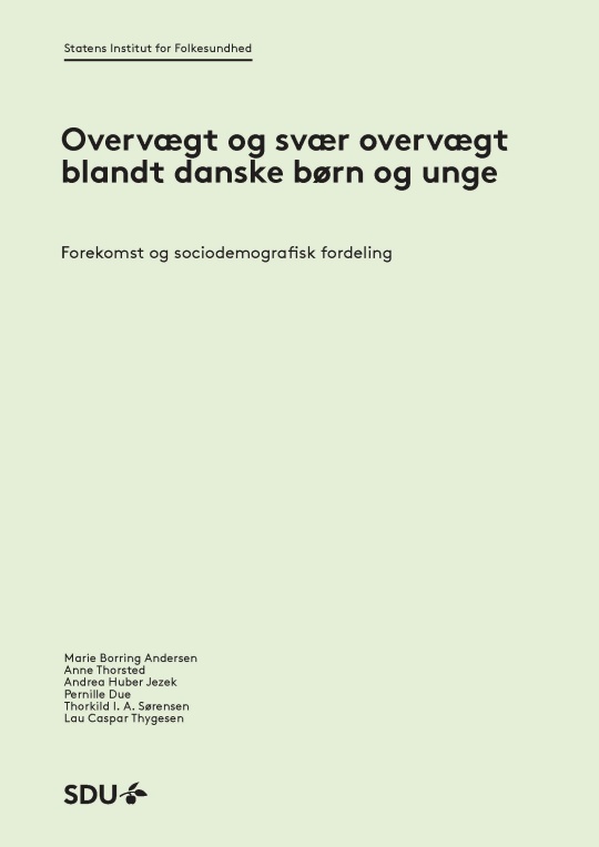 Forside med teksten "Statens Institut for Folkesundhed", titlen "Overvægt og svær overvægt blandt danske børn og unge", undertitlen "Forekomst og sociodemografisk fordeling", forfatternavne nederst og SDU-logo.