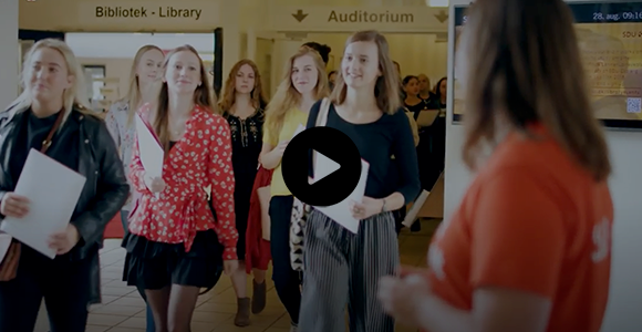 Et billede af nogle studerende brugt til at vise mulighederne på campus