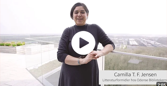 Et billede af en litteraturformidler der fortæller om fremtidsmuligheder og jobmuligheder med en uddannelse i Litteraturvidenskab fra SDU