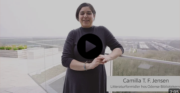 Et billede af en litteraturformidler der fortæller om fremtidsmuligheder og jobmuligheder med en uddannelse i Litteraturvidenskab fra SDU