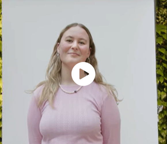 Et billede af Frederikke der fortæller om, hvordan det er at studere Religionsstudier på SDU