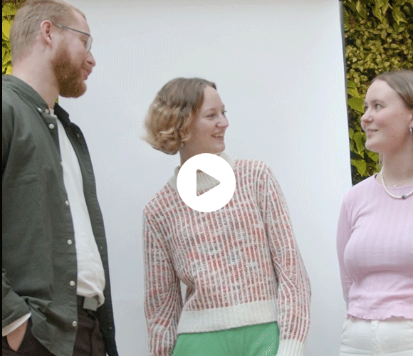Et billede af Helena, Frederikke og Isaac der fortæller, hvordan det er at studere Religionsstudier på SDU