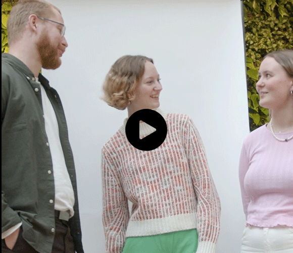 Et billede af Helena, Frederikke og Isaac der fortæller, hvordan det er at studere Religionsstudier på SDU
