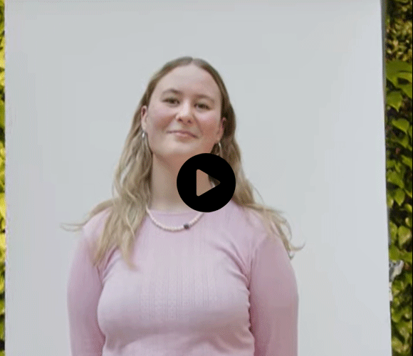 Et billede af Frederikke der fortæller om, hvordan det er at studere Religionsstudier på SDU