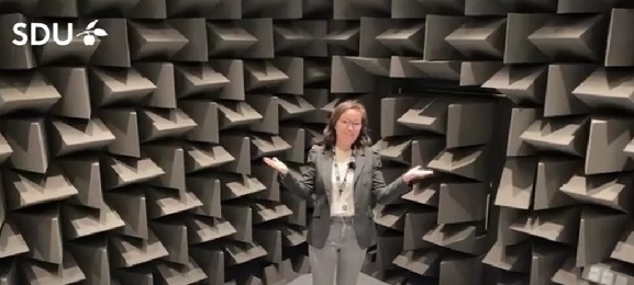 Person i det lyddøde rum på SDU