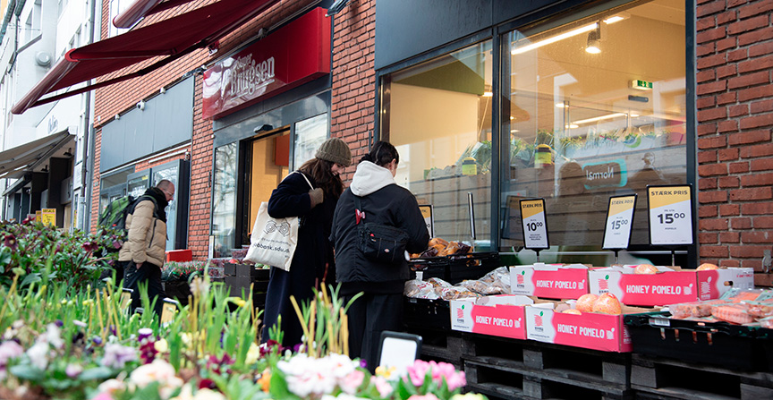 SDU students shopping for food displayed outside a store in Odense