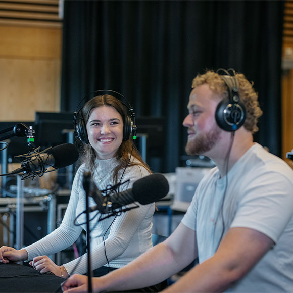 To studerende i praktik i en virksomhed (projektorienteret forløb)