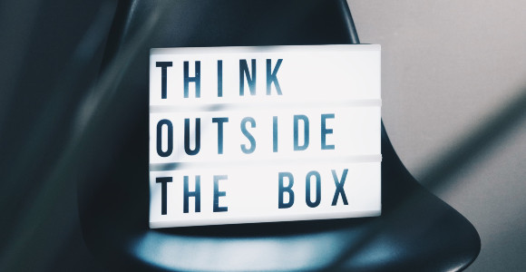Skilt med teksten Think Outside the Box