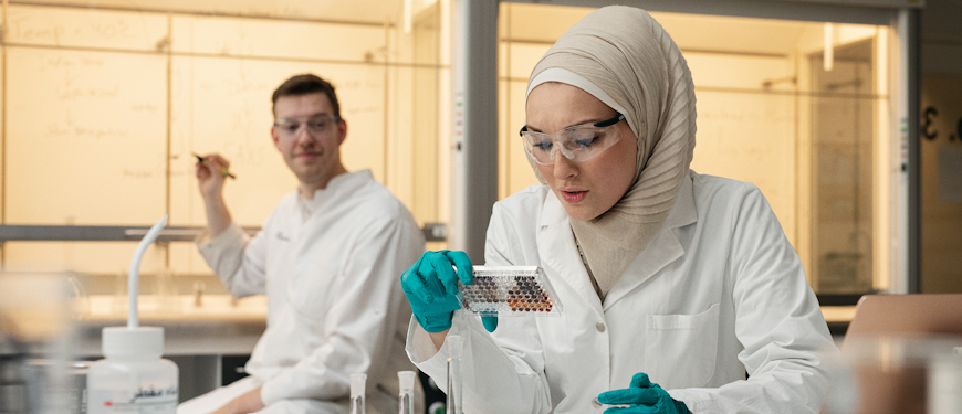 To studerende i farmaceutisk laboratorium