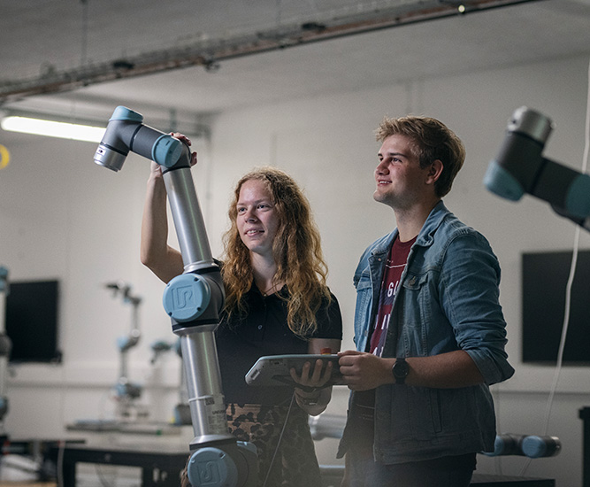 Studerende fra Det Tekniske Fakultet ved robot