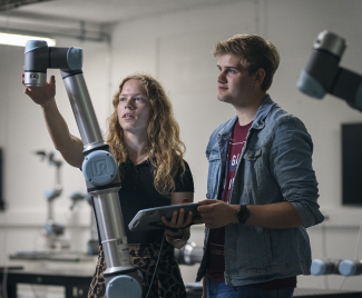 Studerende med cykel ved Letbanen ved SDU Odense