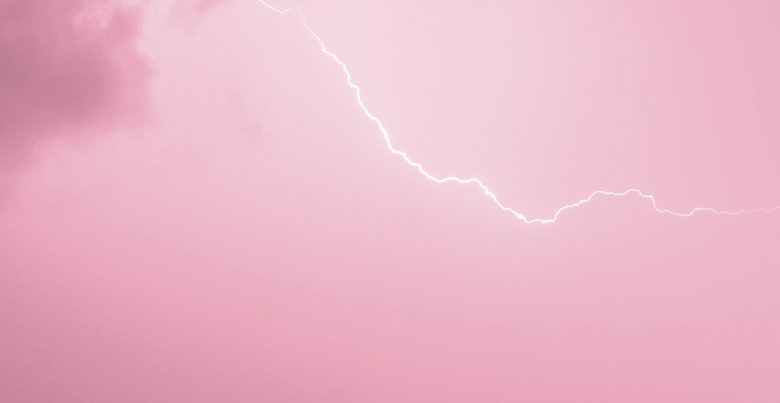 Lyn på lyserød himmel
