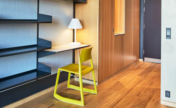 Billedet viser et enkeltværelse på Campus Kollegiet set fra indgangen og ud mod altanen.