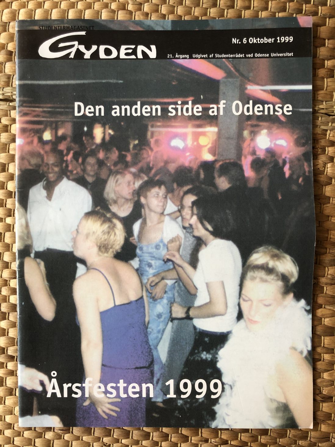 Magasinforside af GYDEN med festscene og teksterne "Den anden side af Odense" og "Årsfesten 1999".