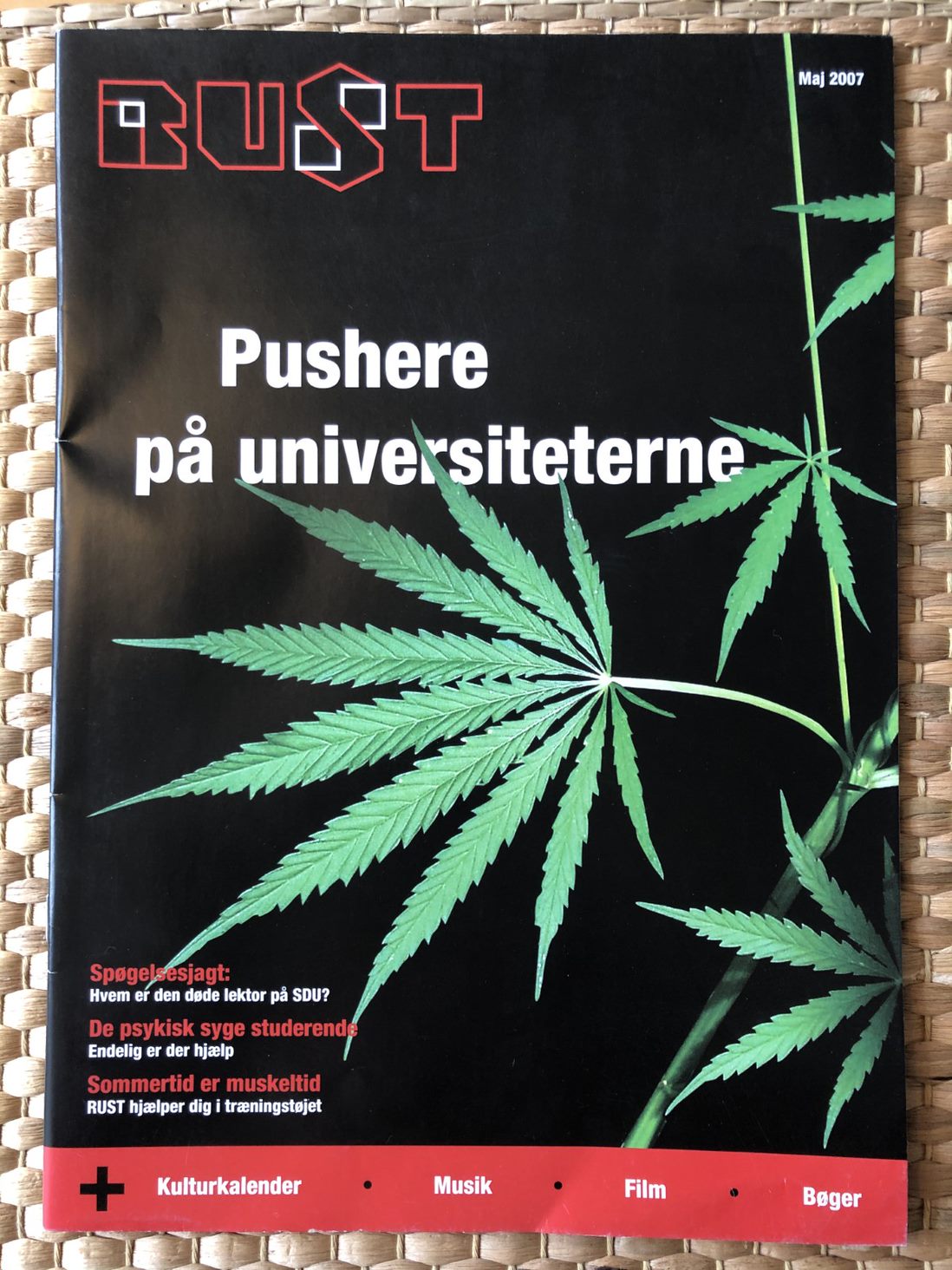 Magasinforside for "RUST" fra "Maj 2007" med store cannabisblade på sort baggrund og overskriften "Pushere på universiteterne".
