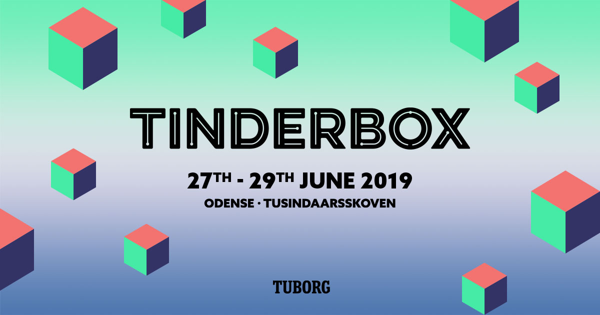 Festivalplakat med "TINDERBOX" og datoen "27TH - 29TH JUNE 2019" samt stedet "ODENSE • TUSINDAARSSKOVEN" og "TUBORG" nederst, omgivet af farverige kuber.