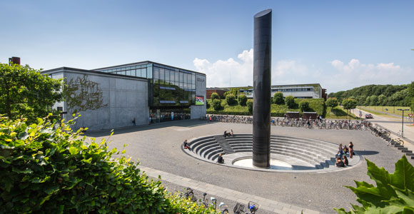 Billede af værket Interstitiel ved hovedindgangen ved SDU