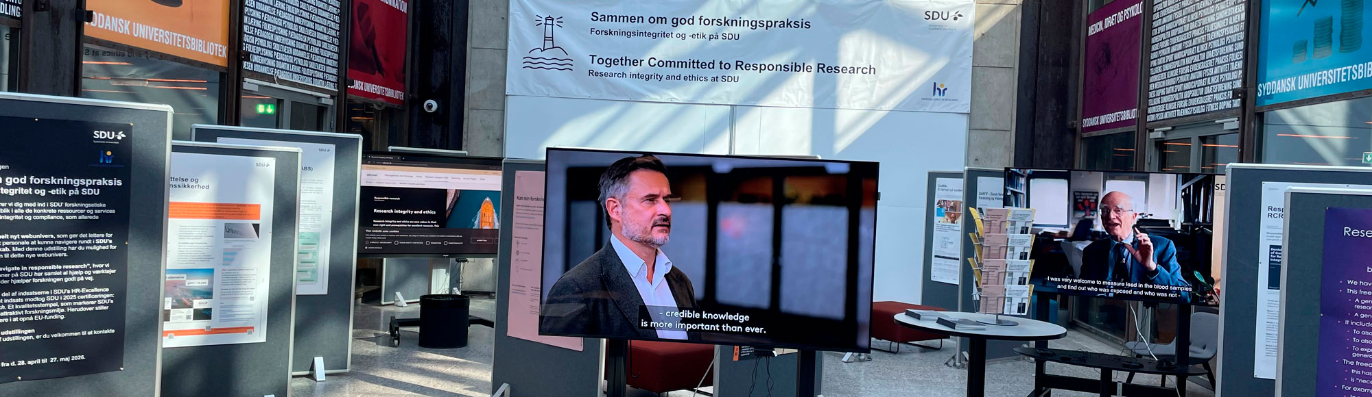 Udstillingen om god forskningspraksis i bibliotekets Atriumgård på SDU i Odense 