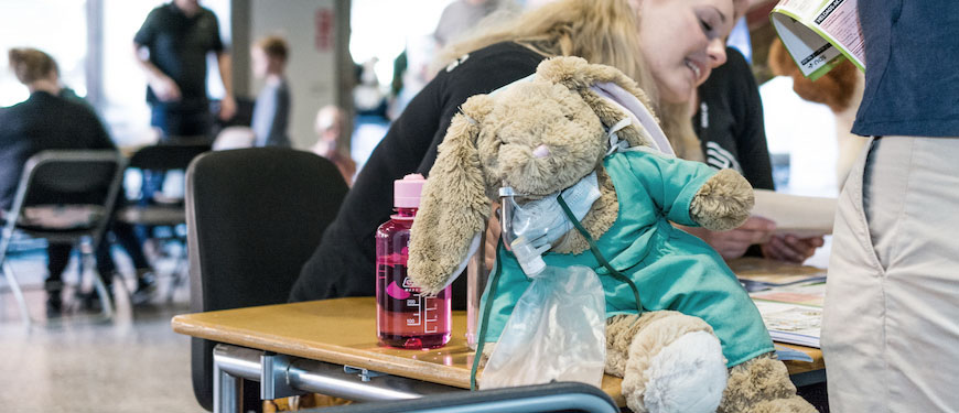Lille pige og kaninbamse besøger Bamsehospitalet