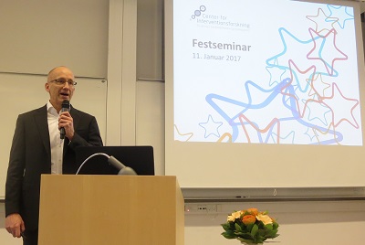 direktør byder velkommen til festseminar