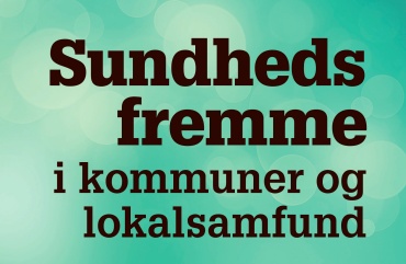 Grøn forside med teksten "Sundheds fremme i kommuner og lokalsamfund" i store sorte bogstaver.