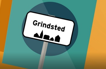Illustration af et hvidt vejskilt med teksten "Grindsted" og en sort bysilhuet på en farverig grafisk baggrund.