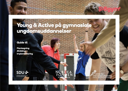 Forside med “Young & Active på gymnasiale ungdomsuddannelser” Forside med unge i bevægelse i en idrætshal og teksten “Young & Active på gymnasiale ungdomsuddannelser” samt guidepunkterne “Planlægning”, “Afvikling” og “Implementering”.