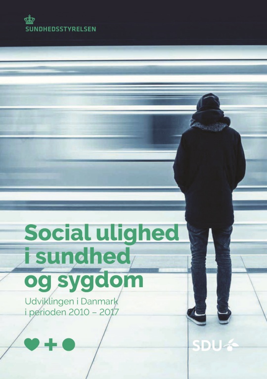 En person står med ryggen til på en togstation foran et tog i bevægelse. På forsiden står "SUNDHEDSSTYRELSEN", "Social ulighed i sundhed og sygdom", "Udviklingen i Danmark i perioden 2010 – 2017" samt "SDU".