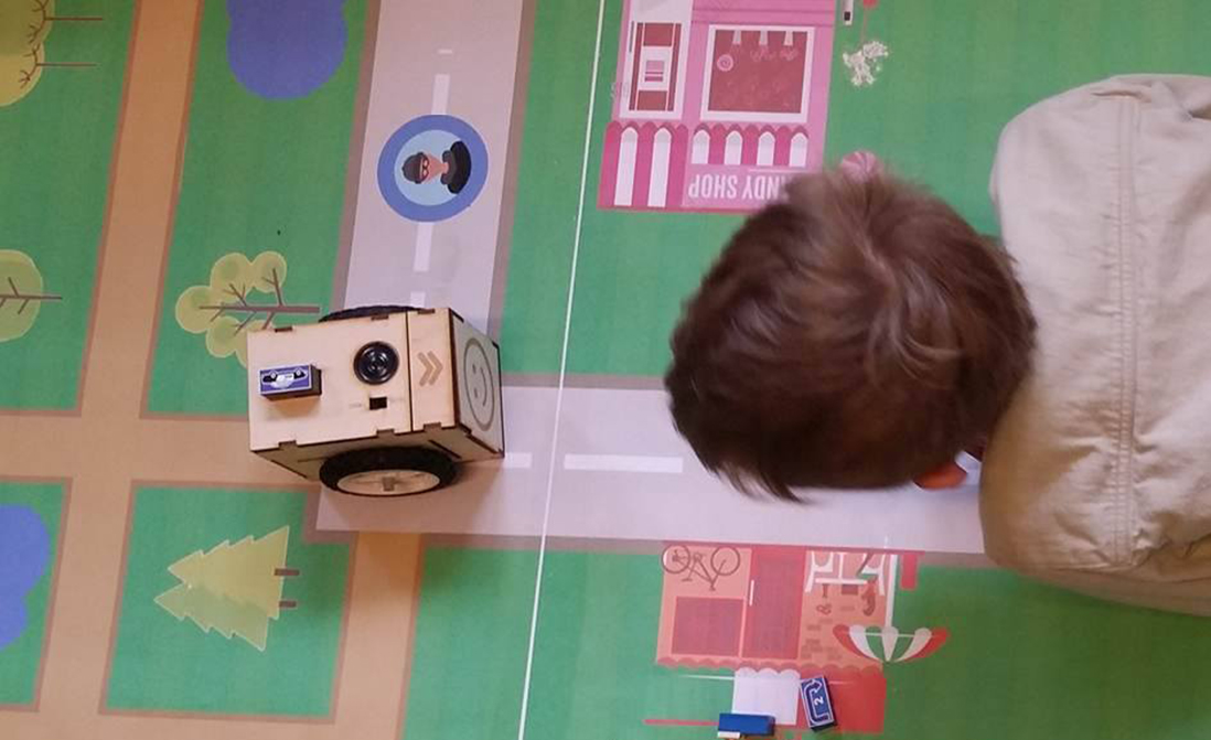 Dreng leger med robot